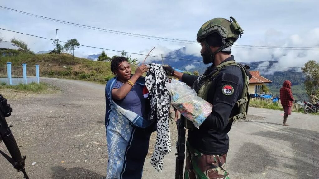 Satgas Yonif 509 Kostrad Gelar Patroli dan Berbagi Pakaian Baru untuk WargaIntan Jaya, Papua – (1)