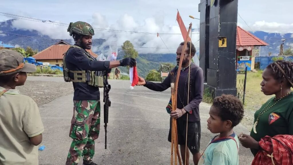 Satgas Yonif 509 Kostrad Gelar Patroli dan Berbagi Pakaian Baru untuk WargaIntan Jaya, Papua – (2)