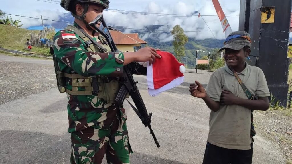 Satgas Yonif 509 Kostrad Gelar Patroli dan Berbagi Pakaian Baru untuk WargaIntan Jaya, Papua – (3)