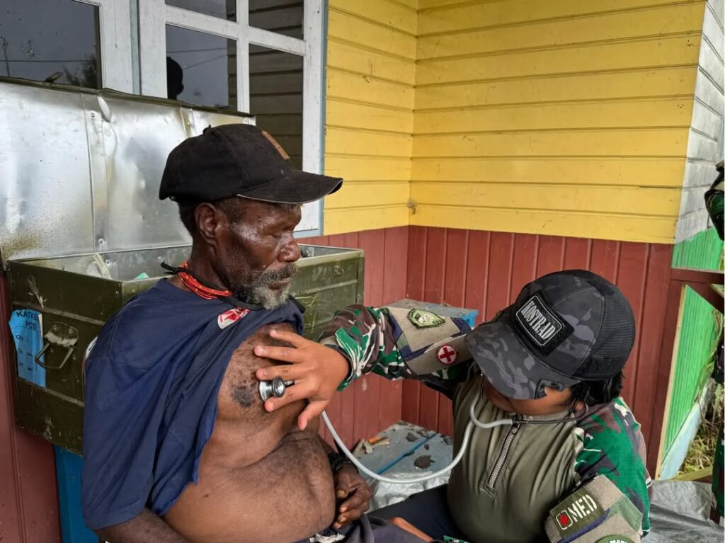 Satgas Yonif 509 Kostrad Gelar Pengobatan Gratis dan Penyuluhan Kesehatan di Intan Jaya  Intan Jaya, Papua – Dalam upaya meningkatkan kesehatan masyarakat, Satgas Yonif 509 Kostrad menggelar pengobatan gratis dan penyuluhan kesehatan di wilayah Intan Jaya. Kegiatan ini bertujuan untuk membantu masyarakat yang kesulitan mendapatkan layanan medis serta memberikan edukasi penting tentang pola hidup sehat. Kamis(02/01/2025)  Dipimpin oleh dokter Satgas Yonif 509 Kostrad, Lettu Ckm dr. Abdurahman, tim medis memeriksa warga yang datang dengan berbagai keluhan kesehatan. Pemeriksaan meliputi diagnosa, pemberian obat, serta konsultasi kesehatan.  “Kami berharap melalui kegiatan ini masyarakat tidak hanya mendapatkan pengobatan tetapi juga pemahaman tentang pentingnya menjaga kebersihan dan kesehatan tubuh,” ujar Lettu Ckm dr. Abdurahman.
