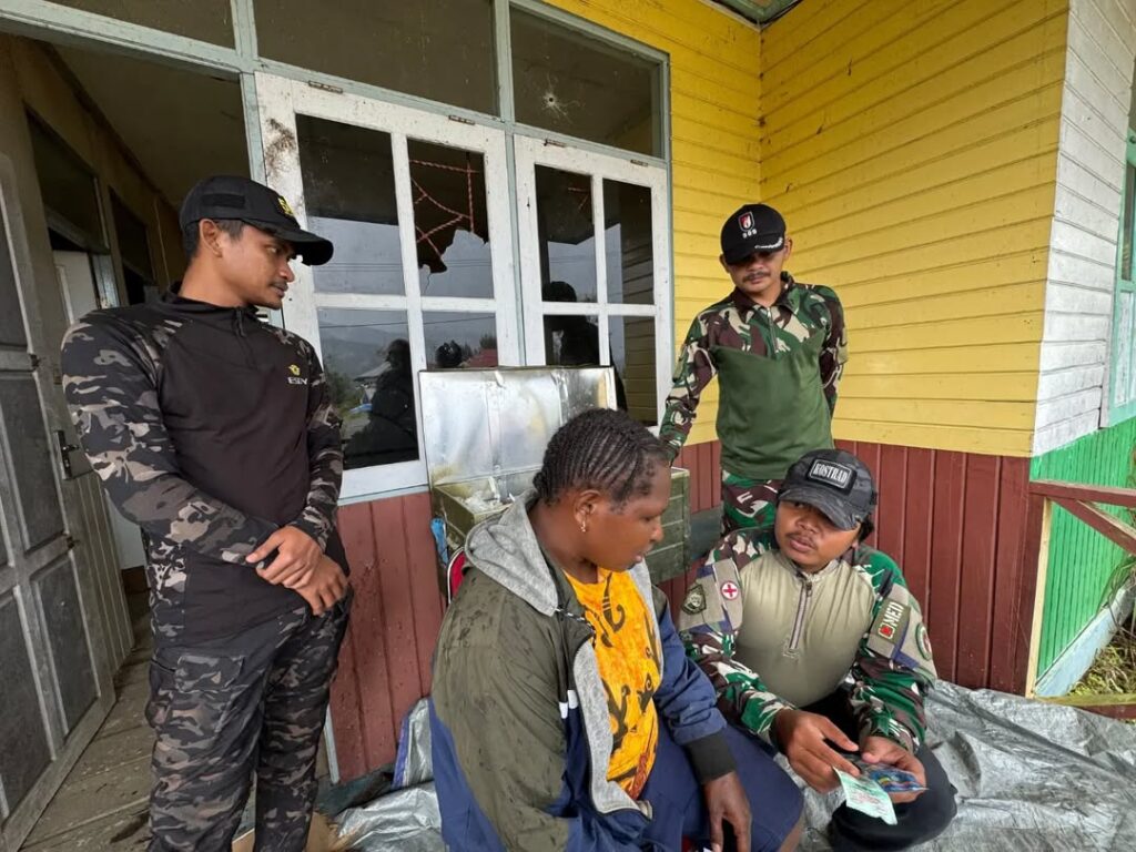 Satgas Yonif 509 Kostrad Gelar Pengobatan Gratis dan Penyuluhan Kesehatan di Intan JayaIntan Ja (2)