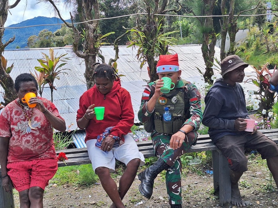 Satgas Yonif 509 Kostrad Jalin Komunikasi dengan Masyarakat Sembari Laksanakan Patroli KeamananI (2)