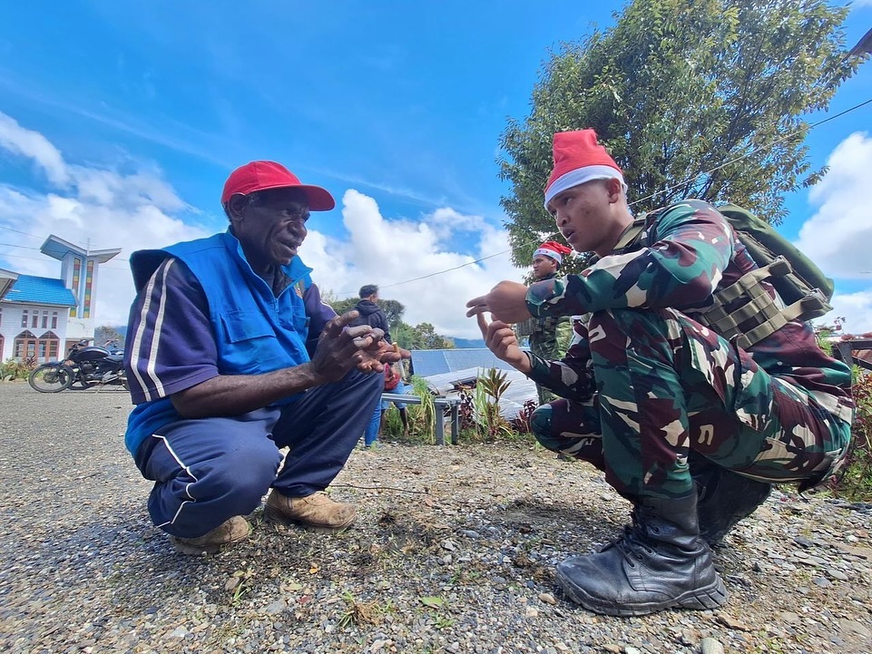 Satgas Yonif 509 Kostrad Jalin Komunikasi dengan Masyarakat Sembari Laksanakan Patroli KeamananI (3)