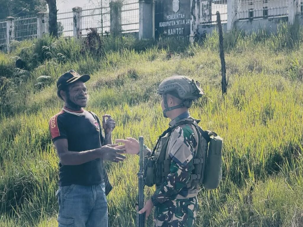 Satgas Yonif 509 Kostrad Laksanakan Patroli Keamanan Sambil Berbagi Cerita dengan MasyarakatInt (1)