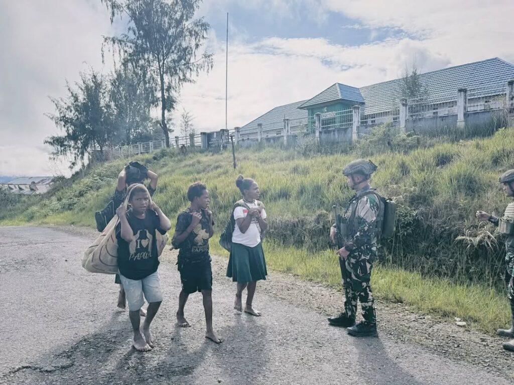 Satgas Yonif 509 Kostrad Laksanakan Patroli Keamanan Sambil Berbagi Cerita dengan Masyarakat  Intan Jaya, Papua – Satgas Yonif 509 Kostrad kembali menunjukkan komitmennya dalam menjaga keamanan sekaligus membangun hubungan erat dengan masyarakat di wilayah tugas. Kegiatan patroli keamanan kali ini dipimpin oleh Lettu Chk Irawan Suharto, Pasiter Satgas Yonif 509 Kostrad, dengan menyusuri beberapa kampung di wilayah Intan Jaya. Sabtu(12/01/2025)  Selama patroli, anggota satgas tidak hanya fokus pada pengamanan, tetapi juga menyempatkan diri untuk menyapa warga, mendengar keluhan, dan berbagi cerita kehidupan sehari-hari. Interaksi ini menciptakan suasana akrab dan penuh kekeluargaan di tengah masyarakat.  “Kami tidak hanya ingin memastikan keamanan, tetapi juga hadir sebagai sahabat masyarakat. Mendengar langsung cerita dari warga adalah cara kami memahami apa yang mereka rasakan dan butuhkan,” ujar Lettu Chk Irawan Suharto.  Yunus sani, salah satu warga setempat, mengungkapkan rasa syukur atas kehadiran Satgas Yonif 509 Kostrad. “Kami merasa lebih tenang dengan kehadiran bapak-bapak TNI. Mereka tidak hanya menjaga keamanan, tetapi juga memberikan semangat kepada kami untuk terus maju,” ucapnya.  Selain menyapa dan berbagi cerita, patroli ini juga menjadi sarana edukasi, di mana masyarakat diajak untuk menjaga kebersihan lingkungan, merawat persatuan, dan saling membantu antarwarga.