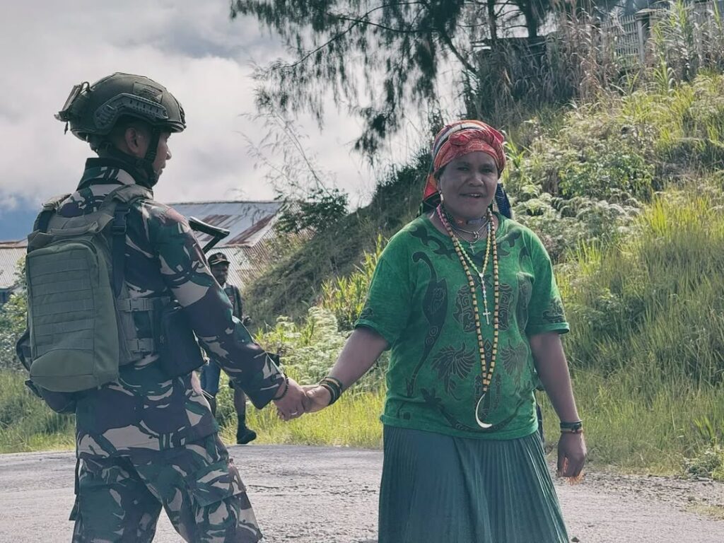 Satgas Yonif 509 Kostrad Laksanakan Patroli Keamanan Sambil Berbagi Cerita dengan MasyarakatInt (2)