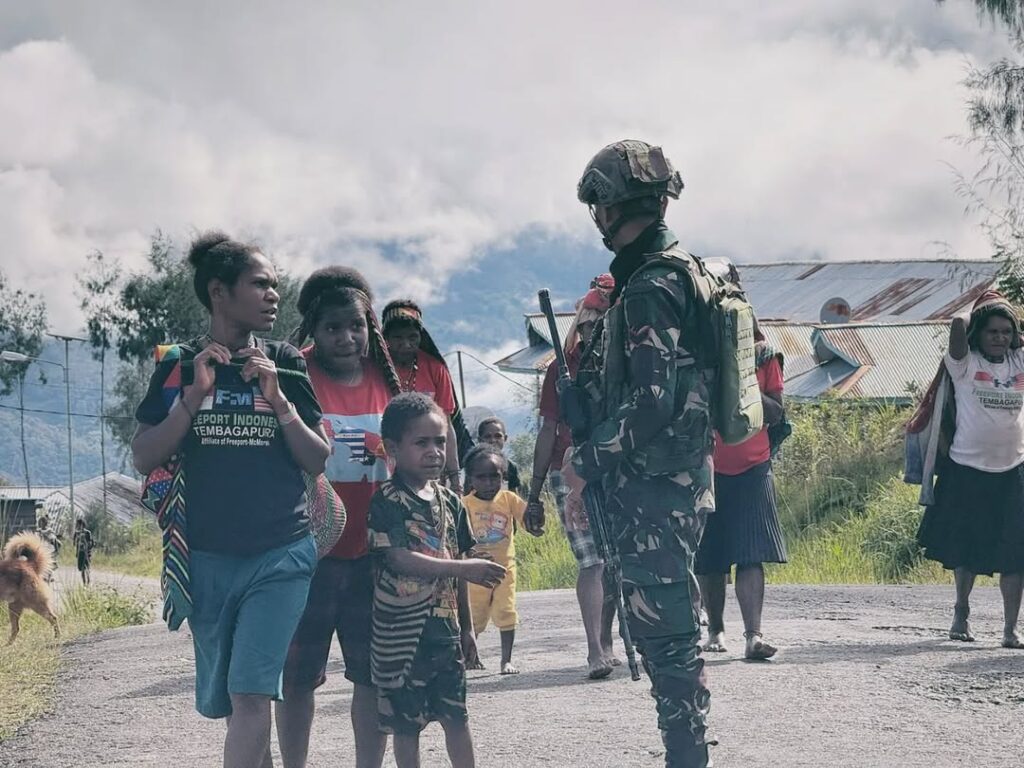 Satgas Yonif 509 Kostrad Laksanakan Patroli Keamanan Sambil Berbagi Cerita dengan MasyarakatInt (3)