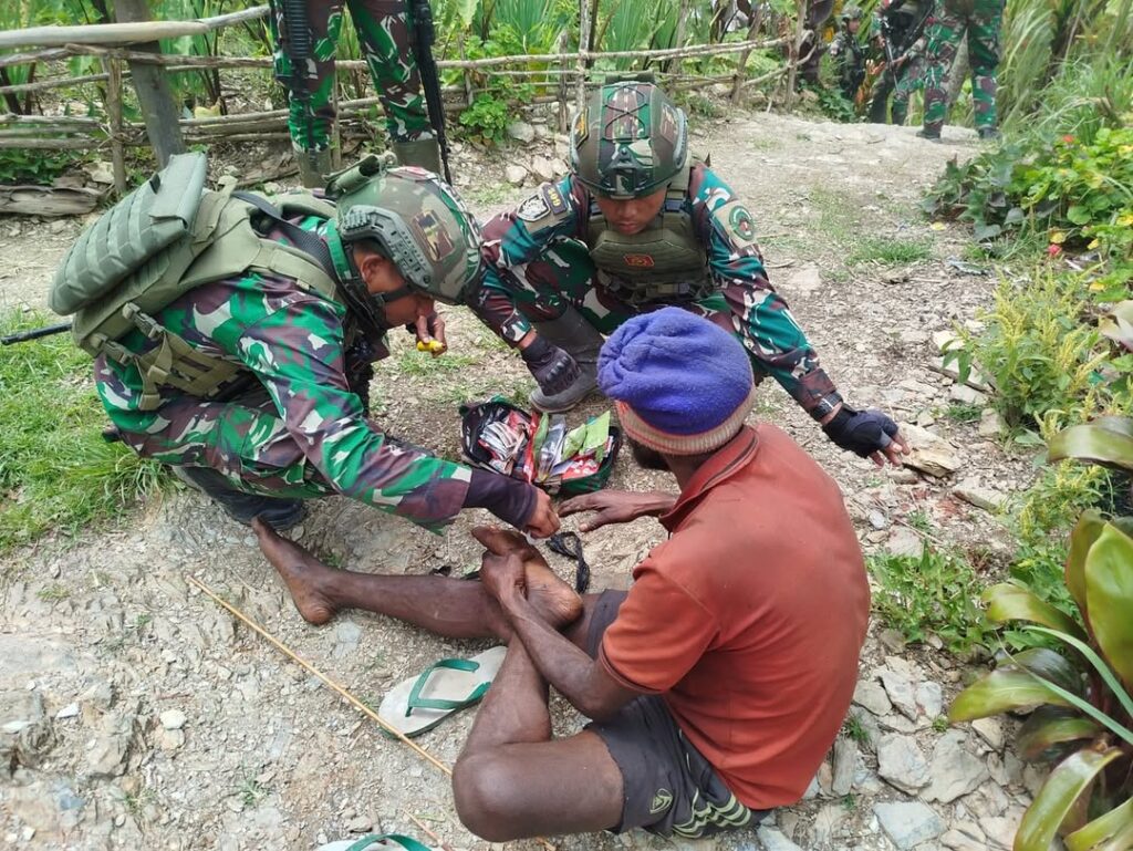 Satgas Yonif 509 Kostrad Laksanakan Patroli Keamanan di Kampung Bilogai, Berikan Pengobatan kepa (1)