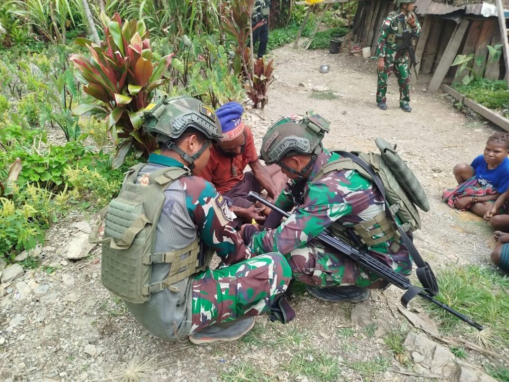 Satgas Yonif 509 Kostrad Laksanakan Patroli Keamanan di Kampung Bilogai, Berikan Pengobatan kepada Warga yang Terluka  Intan Jaya, Papua – Dalam upaya menjaga stabilitas keamanan di wilayah Intan Jaya, Satgas Yonif 509 Kostrad melaksanakan patroli keamanan di Kampung Bilogai. Kegiatan ini tidak hanya bertujuan untuk memastikan situasi tetap kondusif, tetapi juga dimanfaatkan sebagai sarana membangun komunikasi yang lebih erat dengan masyarakat setempat. Minggu (09/02/2025)  Patroli yang dipimpin oleh Dantim Tk. J2, Letda Inf Nauval, ini berlangsung dengan penuh kepedulian terhadap warga. Saat melaksanakan patroli, prajurit menemukan seorang warga yang mengalami luka. Tanpa ragu, personel Satgas segera memberikan pertolongan pertama dan melakukan pengobatan terhadap warga tersebut.  “Kegiatan patroli ini bukan sekadar menjaga keamanan, tetapi juga menjadi momentum bagi kami untuk membantu masyarakat secara langsung. Kehadiran Satgas di tengah warga diharapkan dapat memberikan rasa aman dan menunjukkan bahwa TNI selalu siap membantu dalam berbagai situasi,” ujar Letda Inf Nauval.  Masyarakat Kampung Bilogai menyambut baik kegiatan patroli ini dan merasa terbantu dengan perhatian serta kepedulian yang diberikan oleh Satgas Yonif 509 Kostrad. Dengan adanya pendekatan humanis dalam setiap tugas yang dijalankan, diharapkan hubungan baik antara TNI dan masyarakat semakin erat, serta tercipta kondisi yang lebih aman dan damai di Intan Jaya.