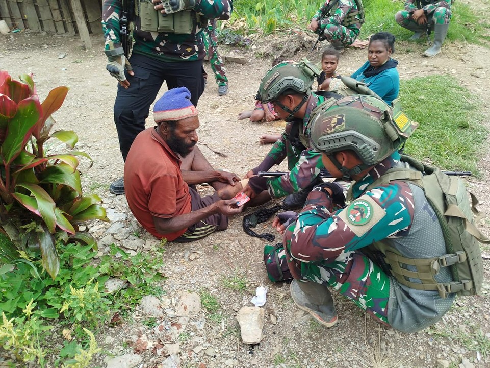 Satgas Yonif 509 Kostrad Laksanakan Patroli Keamanan di Kampung Bilogai, Berikan Pengobatan kepa (2)