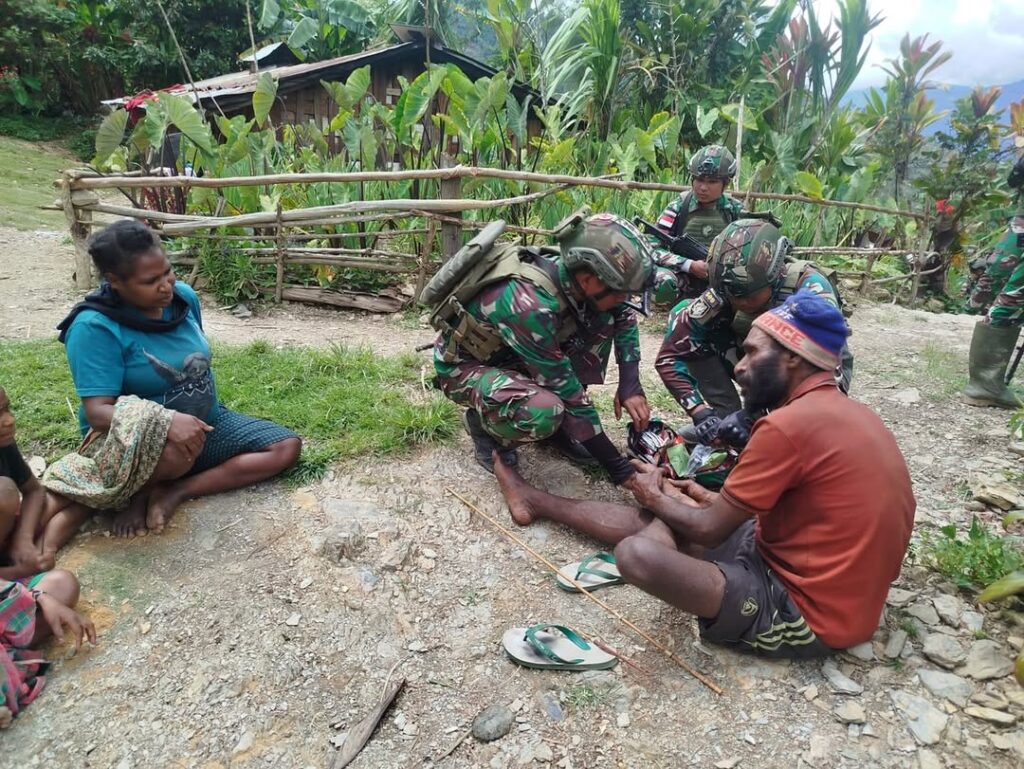 Satgas Yonif 509 Kostrad Laksanakan Patroli Keamanan di Kampung Bilogai, Berikan Pengobatan kepa (3)