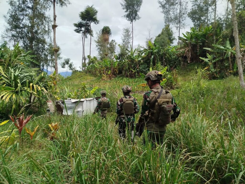 Satgas Yonif 509 Kostrad Laksanakan Patroli Keamanan di Kampung Bilogai, Berikan Pengobatan kepa (5)