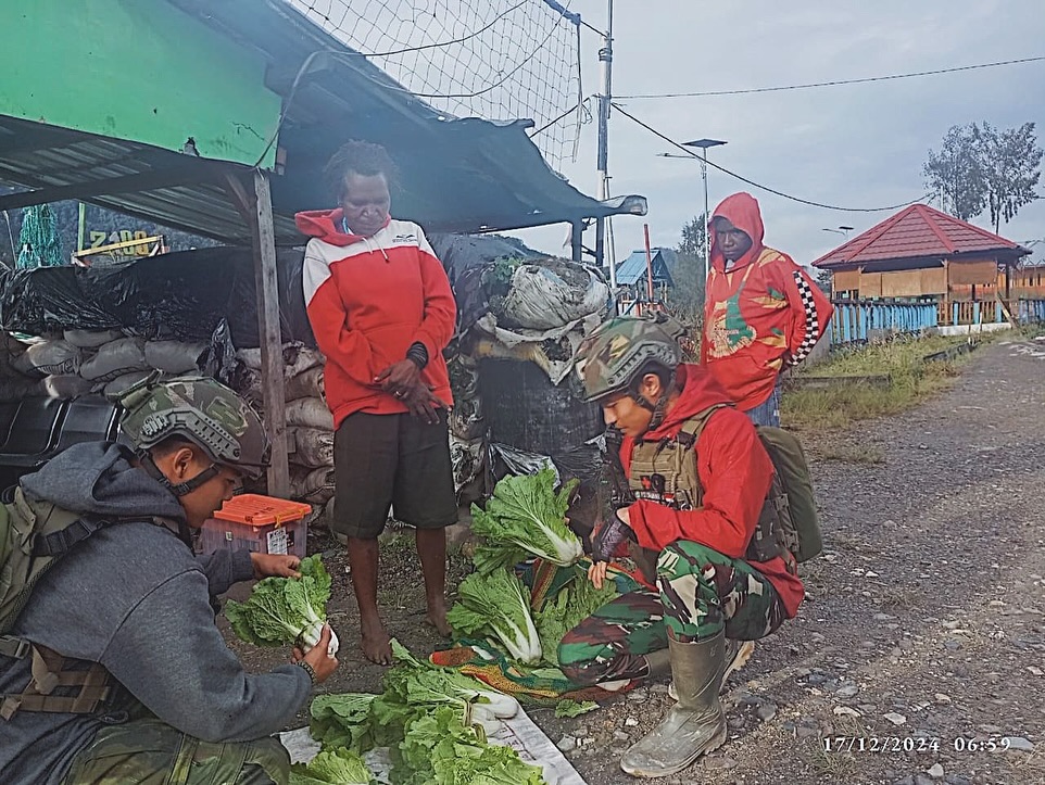 Satgas Yonif 509 Kostrad Laksanakan Program “Rosita” di Titik Kuat J2, Borong Hasil Tani Sebelum