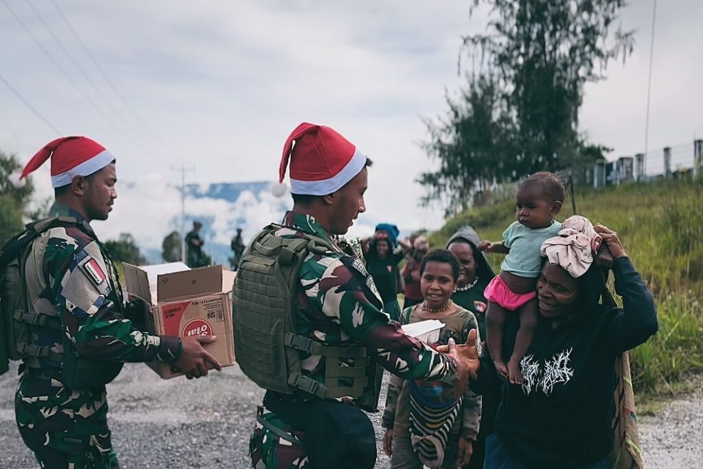 Satgas Yonif 509 Kostrad Meriahkan Natal dengan Berbagi Makanan Gratis di Tengah Patroli Keamana (1)