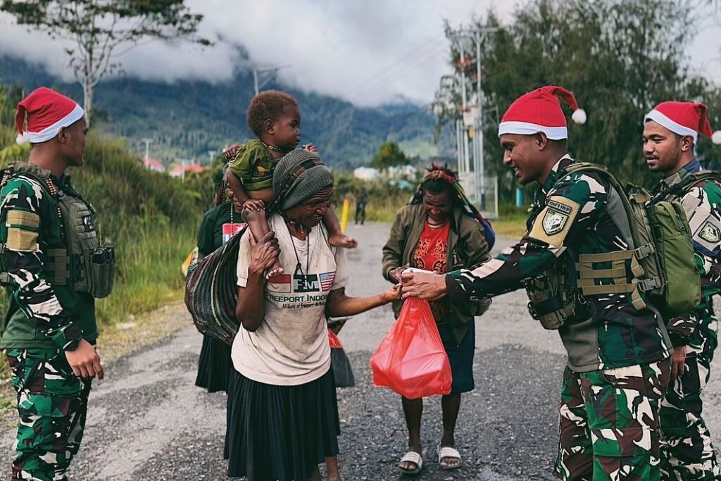 Satgas Yonif 509 Kostrad Meriahkan Natal dengan Berbagi Makanan Gratis di Tengah Patroli Keamanan  Intan Jaya, Papua — Dalam suasana Natal yang penuh kedamaian, Satgas Yonif 509 Kostrad yang dipimpin oleh Pasiter Satgas, Lettu Chk Irawan Suharto, mengadakan kegiatan berbagi makanan gratis kepada masyarakat di tengah pelaksanaan patroli keamanan. Kegiatan ini dilakukan di beberapa kampung di wilayah Intan Jaya, Papua, dan mendapat sambutan hangat dari masyarakat setempat. Sabtu (28/12/2024)  Berbekal semangat Natal dan rasa peduli terhadap sesama, para prajurit membagikan makanan kepada warga yang mereka temui sepanjang jalur patroli. Tidak hanya itu, momen ini juga dimanfaatkan untuk mempererat hubungan antara TNI dan masyarakat Papua.  “Melalui kegiatan ini, kami ingin membawa semangat Natal yang penuh kasih dan damai, sekaligus memberikan rasa aman kepada masyarakat,” ujar Lettu Chk Irawan Suharto.  Masyarakat terlihat bahagia menerima bantuan tersebut. Anak-anak khususnya tampak ceria saat berinteraksi dengan prajurit. Salah seorang warga Kampung Mamba menyampaikan rasa terima kasihnya, “Kami senang sekali. TNI selalu ada untuk membantu dan menjaga kami, terutama di momen Natal ini.”