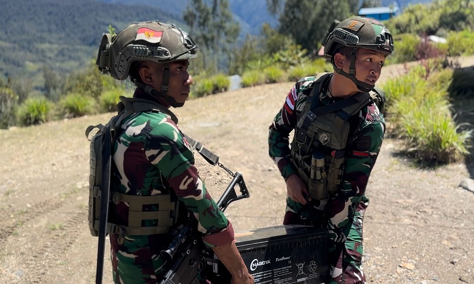 Satgas Yonif 509 Kostrad Pasang Solar Cell di Gereja Bazemba untuk Penerangan Gereja dan Sekitar (1)