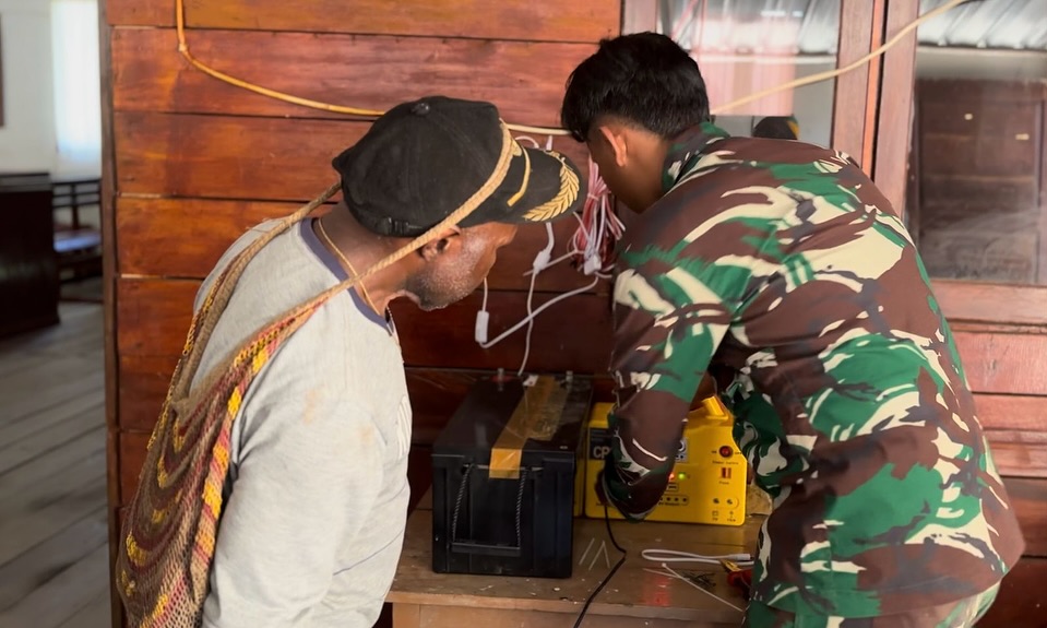 Satgas Yonif 509 Kostrad Pasang Solar Cell di Gereja Bazemba untuk Penerangan Gereja dan Sekitar (2)