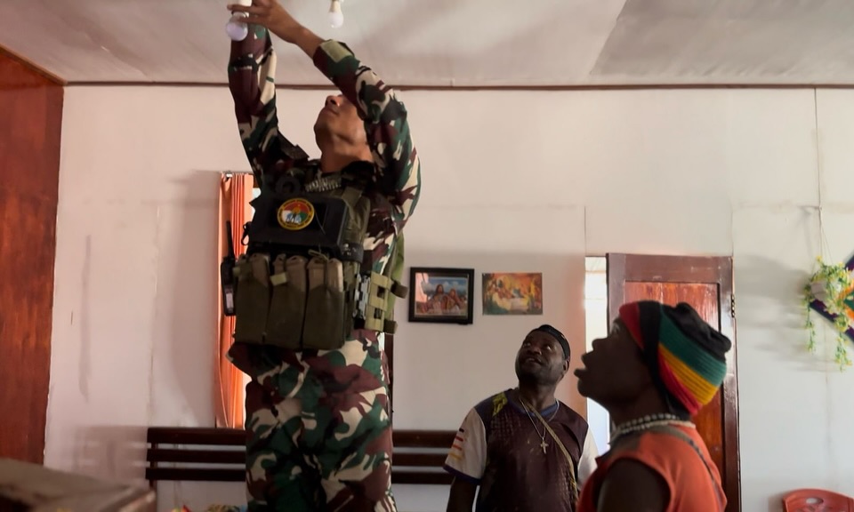 Satgas Yonif 509 Kostrad Pasang Solar Cell di Gereja Bazemba untuk Penerangan Gereja dan Sekitar (3)