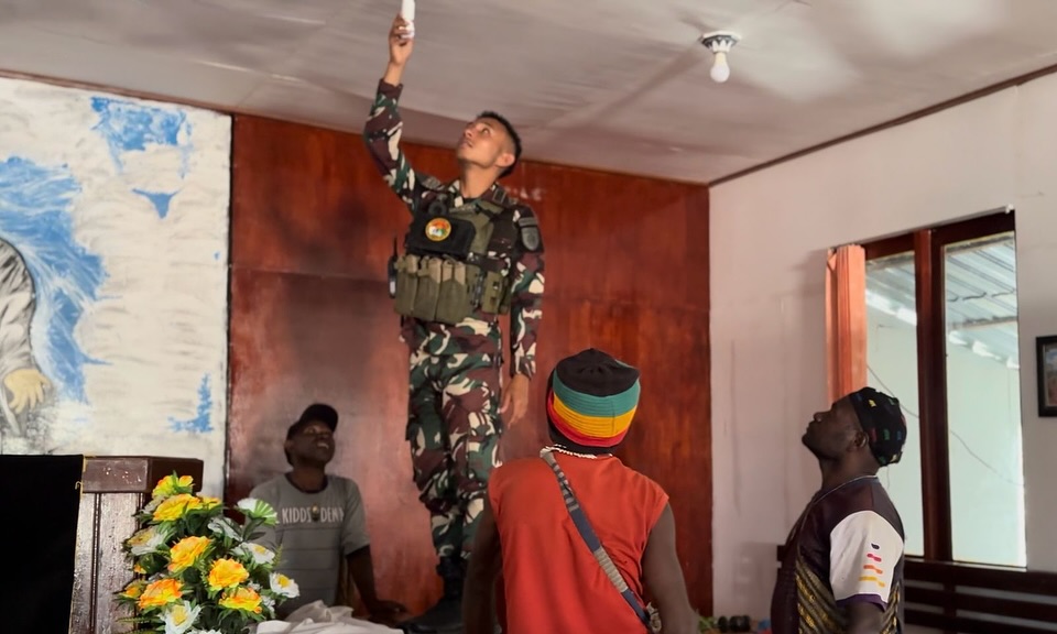 Satgas Yonif 509 Kostrad Pasang Solar Cell di Gereja Bazemba untuk Penerangan Gereja dan Sekitar (4)