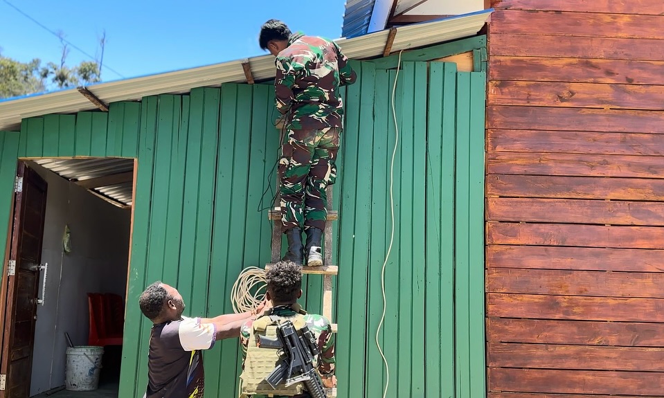 Satgas Yonif 509 Kostrad Pasang Solar Cell di Gereja Bazemba untuk Penerangan Gereja dan Sekitar (5)