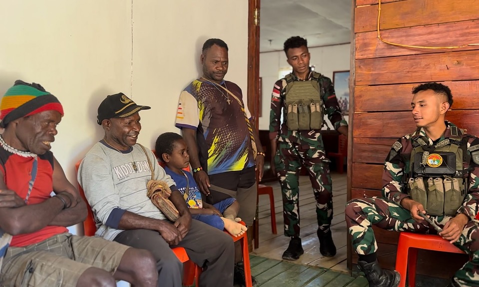 Satgas Yonif 509 Kostrad Pasang Solar Cell di Gereja Bazemba untuk Penerangan Gereja dan Sekitar (6)