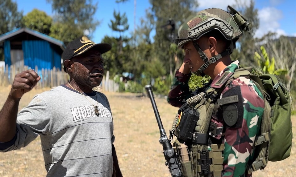 Satgas Yonif 509 Kostrad Pasang Solar Cell di Gereja Bazemba untuk Penerangan Gereja dan Sekitar (7)