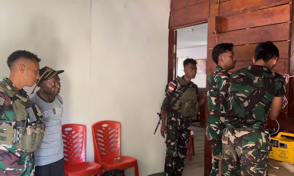 Satgas Yonif 509 Kostrad Pasang Solar Cell di Gereja Bazemba untuk Penerangan Gereja dan Sekitar (8)