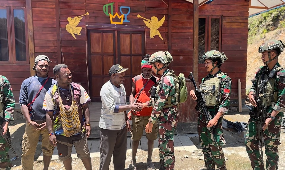 Satgas Yonif 509 Kostrad Pasang Solar Cell di Gereja Bazemba untuk Penerangan Gereja dan Sekitar (9)