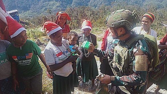 Satgas Yonif 509 Kostrad Pos Langit Bilogai Berbagi Kasih Sambut Natal dengan MasyarakatIntan Ja (2)