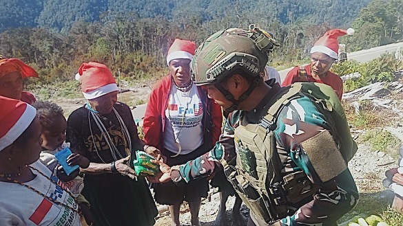 Satgas Yonif 509 Kostrad Pos Langit Bilogai Berbagi Kasih Sambut Natal dengan MasyarakatIntan Ja