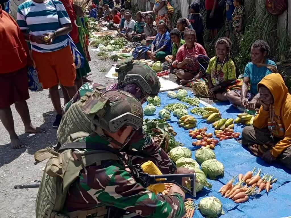 Satgas Yonif 509 Kostrad Pos Langit Bilogai Laksanakan “Rosita” di Pasar YokatapaIntan Jaya, Pa (2)