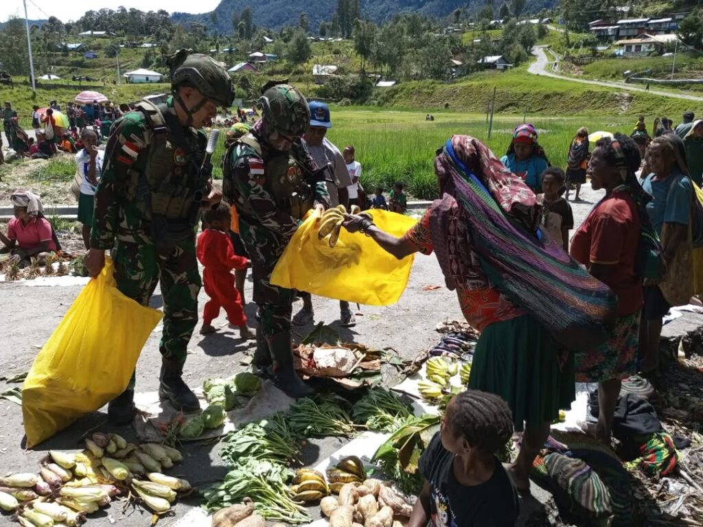 Satgas Yonif 509 Kostrad Pos Langit Bilogai Laksanakan “Rosita” di Pasar YokatapaIntan Jaya, Pa (3)