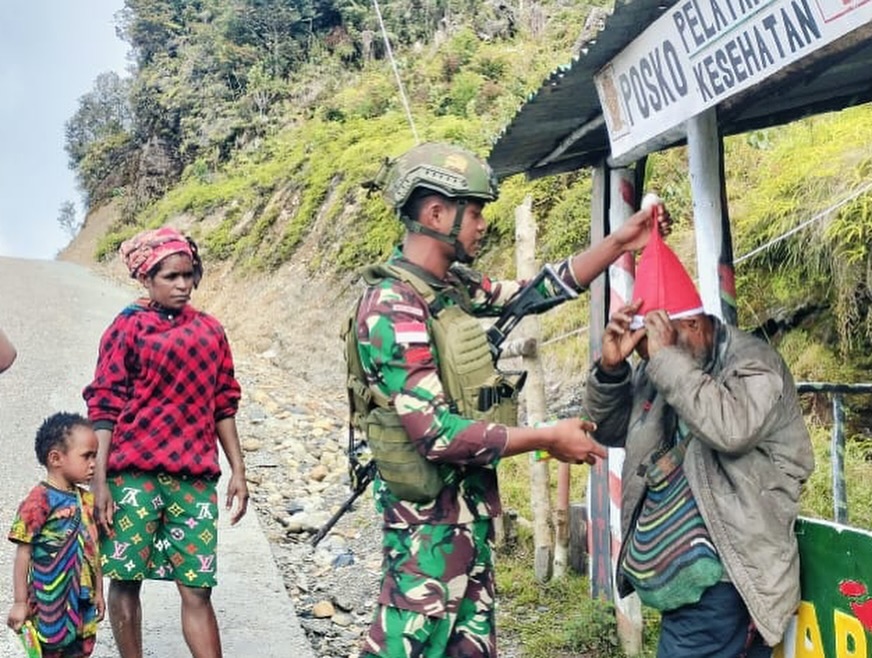 Satgas Yonif 509 Kostrad Pos Langit Bilogai Sapa Masyarakat dengan Penuh KehangatanIntan Jaya – (2)