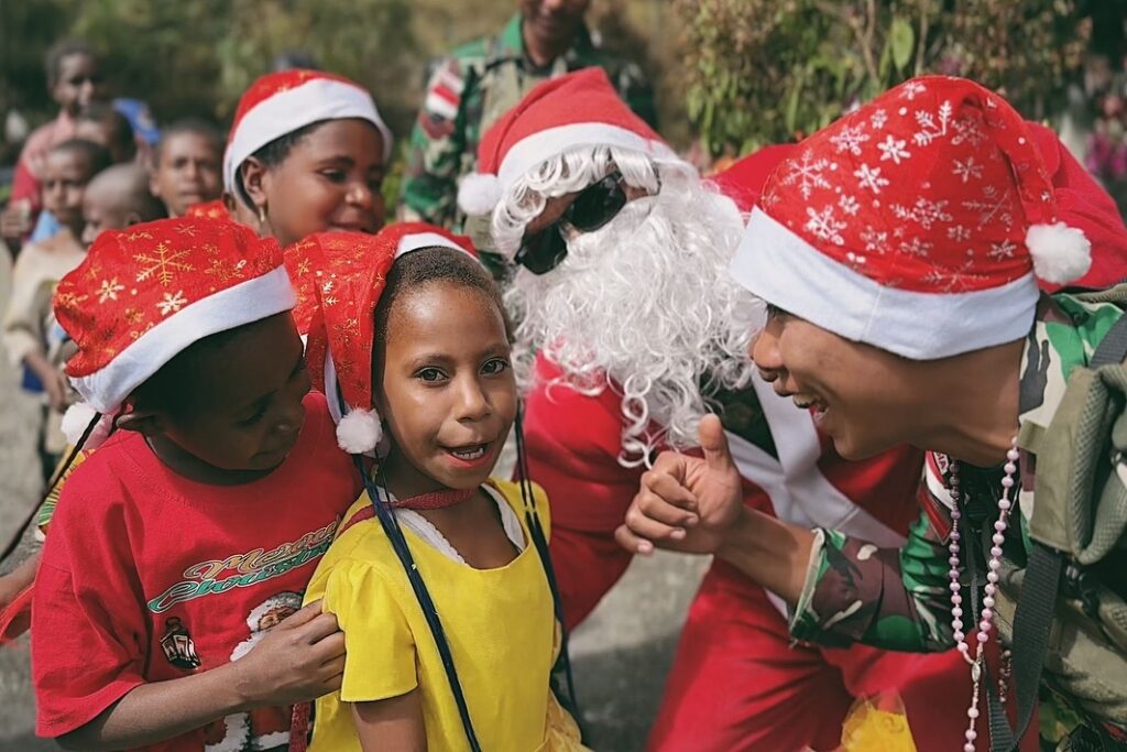 Satgas Yonif 509 Kostrad Rayakan Natal dengan Berbagi Kebahagiaan di Intan Jaya  Intan Jaya – Dalam semangat Natal, Satgas Yonif 509 Kostrad menggelar kegiatan berbagi kebahagiaan dengan masyarakat di Intan Jaya. Kegiatan yang berlangsung pada tanggal 25 Desember ini dilaksanakan di dua gereja, di mana Satgas turut membagikan makanan kepada masyarakat serta memberikan bingkisan Natal kepada anak-anak. Rabu (25/12/2024)  Kemeriahan acara semakin terasa dengan hadirnya “Sinterklas” yang membawa keceriaan bagi anak-anak. Dengan penuh antusias, mereka menerima hadiah berupa buku, alat tulis, dan mainan yang telah dipersiapkan oleh Satgas. Senyum ceria anak-anak menjadi pemandangan yang menghangatkan suasana perayaan Natal.  “Ini adalah bentuk kepedulian kami kepada masyarakat, khususnya anak-anak di Intan Jaya. Kami ingin mereka merasakan kebahagiaan Natal, meskipun berada di daerah yang jauh dari perkotaan,” ujar Dansatgas Yonif 509 Kostrad, Letkol Inf Dian D Setyadi.