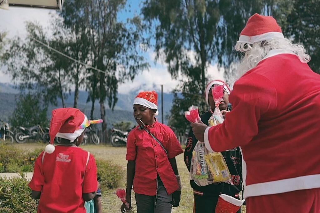 Satgas Yonif 509 Kostrad Rayakan Natal dengan Berbagi Kebahagiaan di Intan JayaIntan Jaya – Dala (2)