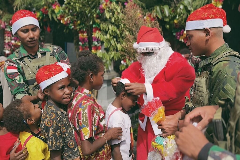 Satgas Yonif 509 Kostrad Rayakan Natal dengan Berbagi Kebahagiaan di Intan JayaIntan Jaya – Dala (3)