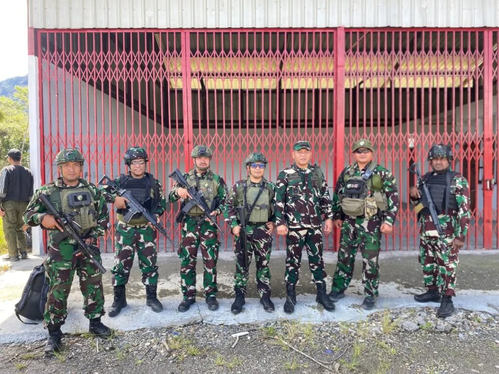 Satgas Yonif 509 Kostrad Tinjau Persiapan Program Makan Siang Bergizi di Intan Jaya  Intan Jaya, 15 Januari 2025 – Dalam rangka mendukung program pemerintah untuk meningkatkan kualitas gizi anak-anak di Intan Jaya, Satgas Yonif 509 Kostrad bersama sejumlah pihak melaksanakan kegiatan koordinasi dan peninjauan sarana prasarana yang dibutuhkan untuk pelaksanaan program makan siang bergizi. Kegiatan ini berlangsung di Koramil Sugapa dan melibatkan berbagai pihak terkait. Rabu(15/01/2025)  Program ini tidak hanya bertujuan untuk menyediakan makanan bergizi secara gratis kepada anak-anak setiap hari, tetapi juga mengajarkan nilai kebersihan dan pembinaan karakter. Dengan pendekatan ini, program diharapkan mampu memberikan manfaat jangka panjang bagi tumbuh kembang anak-anak serta membentuk generasi yang sehat dan berkarakter kuat.  Kegiatan koordinasi ini dihadiri oleh: • Aspotwil Kaskogabwilhan III • Dansatgas Banmin Habema • Dandim 1705 Nabire • Pj. Bupati Intan Jaya • Dansatgas Yonif 509 Kostrad • Perwakilan dari sekolah-sekolah di Intan Jaya  Dalam sambutannya, Dansatgas Yonif 509 Kostrad menyampaikan, “Program ini bukan hanya tentang makan gratis, tetapi lebih dari itu, kami ingin membangun kebiasaan baik pada anak-anak, seperti menjaga kebersihan dan disiplin.