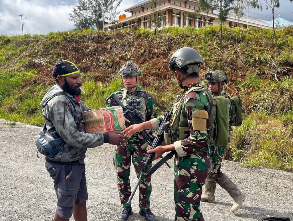 Satgas Yonif 509 Kostrad Titik Kuat Holomama Peduli Masyarakat yang BerdukaIntan Jaya – Dalam se (10)