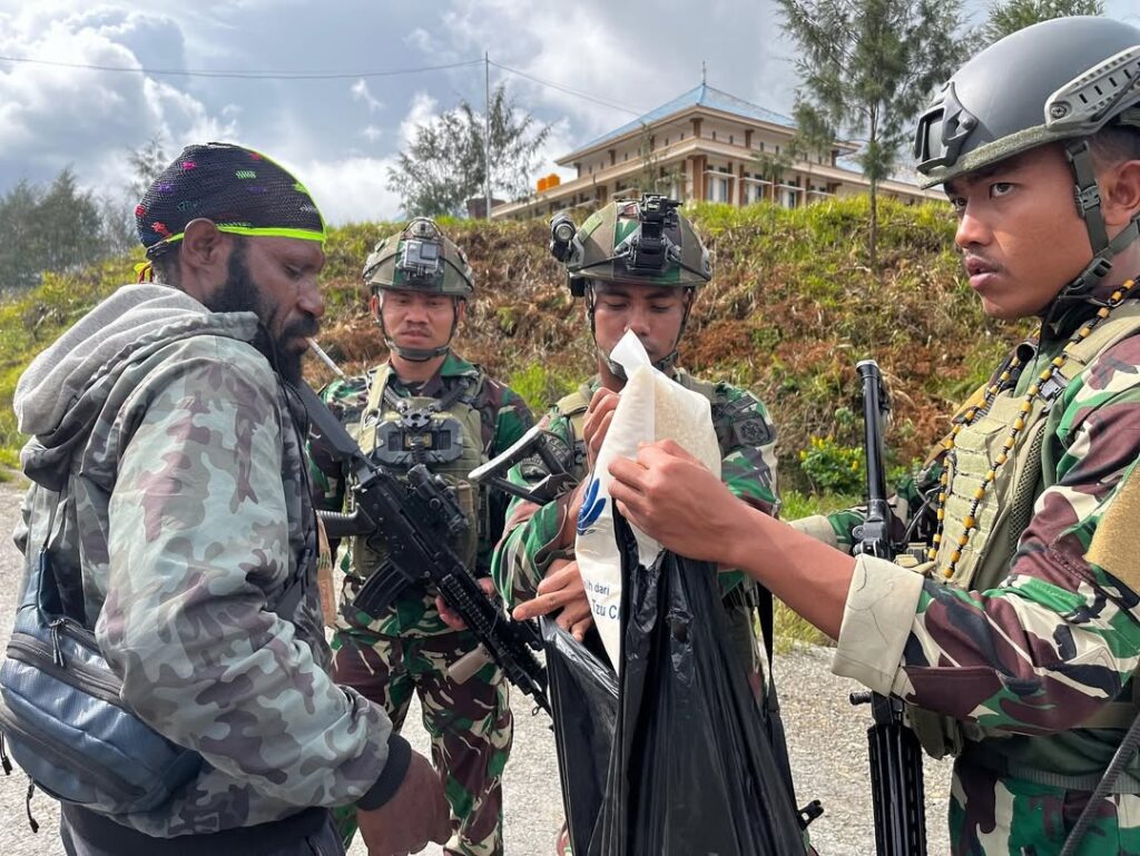 Satgas Yonif 509 Kostrad Titik Kuat Holomama Peduli Masyarakat yang BerdukaIntan Jaya – Dalam se (5)