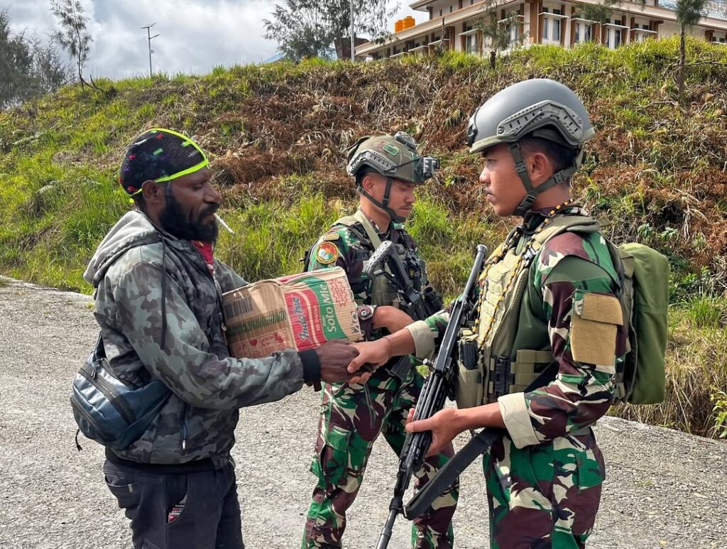 Satgas Yonif 509 Kostrad Titik Kuat Holomama Peduli Masyarakat yang BerdukaIntan Jaya – Dalam se (7)