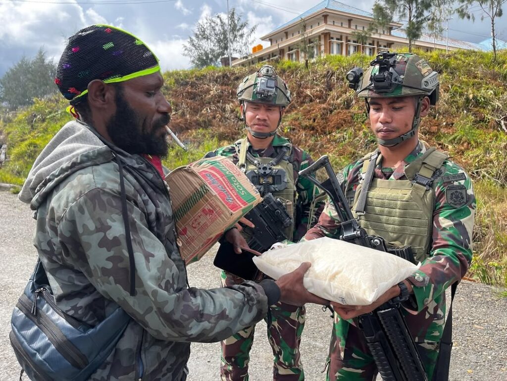 Satgas Yonif 509 Kostrad Titik Kuat Holomama Peduli Masyarakat yang BerdukaIntan Jaya – Dalam se (9)