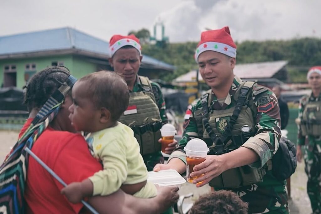 Satgas Yonif 509 Kostrad Titik Kuat Koper Berbagi Makanan Gratis Sambut Natal  Intan Jaya, Papua – Dalam rangka menyambut sukacita Natal, Satgas Yonif 509 Kostrad melalui Titik Kuat Koper melaksanakan program berbagi makanan gratis kepada masyarakat setempat. Kegiatan ini dipimpin oleh Dan TK Koper, Letda Inf Alvinta Sembiring, dan sekaligus menjadi ajang komunikasi serta pendekatan kepada warga di sekitar. Selasa (24/12/2024)  Dalam kegiatan ini, personel Satgas membagikan makanan siap saji kepada warga yang datang ke pos. Proses pembagian berlangsung dengan suasana penuh keakraban, di mana prajurit dan masyarakat saling berbincang dan berbagi cerita mengenai kehidupan sehari-hari, harapan, dan persiapan mereka menyambut Natal.  Letda Inf Alvinta Sembiring menjelaskan bahwa program ini tidak hanya bertujuan untuk membantu meringankan kebutuhan masyarakat, tetapi juga untuk mempererat hubungan antara TNI dan warga.  “Kami ingin berbagi kebahagiaan Natal dengan masyarakat melalui program sederhana ini. Tidak hanya berbagi makanan, tetapi juga membangun komunikasi yang lebih baik agar hubungan antara TNI dan masyarakat semakin harmonis,” ujar Letda Inf Alvinta Sembiring.  Kegiatan ini disambut dengan antusias oleh warga sekitar. Salah satu warga, Mama Agustina, mengungkapkan rasa syukurnya atas perhatian dan kepedulian yang ditunjukkan oleh Satgas Yonif 509 Kostrad.