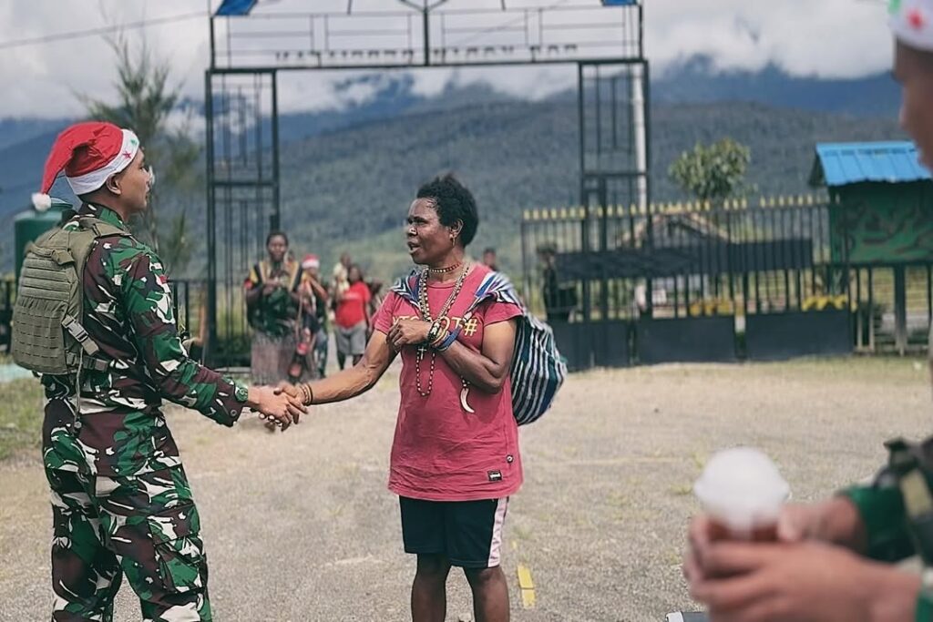 Satgas Yonif 509 Kostrad Titik Kuat Koper Berbagi Makanan Gratis Sambut NatalIntan Jaya, Papua – (2)