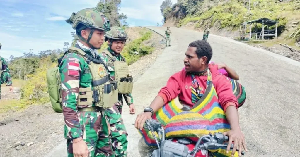 Satgas Yonif 509 Kostrad di Pos Langit Bilogai Sambut Hangat Masyarakat yang MelintasIntan Jaya (1)