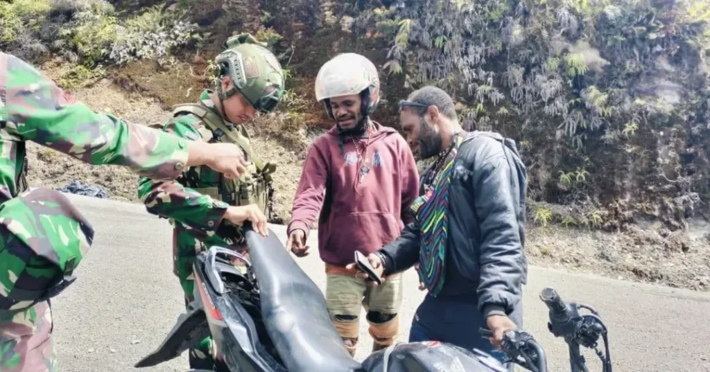 Satgas Yonif 509 Kostrad di Pos Langit Bilogai Sambut Hangat Masyarakat yang Melintas  Intan Jaya, Papua – Suasana akrab dan penuh kekeluargaan terlihat di depan Pos Langit Bilogai, tempat prajurit Satgas Yonif 509 Kostrad menyapa dan berbincang dengan masyarakat yang melintas. Kegiatan ini menjadi bagian dari upaya Satgas untuk mempererat hubungan dengan warga setempat serta menciptakan rasa aman dan nyaman di wilayah tersebut.  Dalam interaksi yang berlangsung santai, prajurit menyempatkan diri untuk bertanya kabar, berbagi cerita, dan mendengar langsung berbagai pengalaman masyarakat. Warga yang melintas pun menyambut dengan senyum dan antusias, menunjukkan kedekatan yang telah terjalin antara TNI dan masyarakat.  “Kami ingin menunjukkan bahwa TNI selalu hadir bukan hanya sebagai penjaga keamanan, tetapi juga sebagai sahabat bagi masyarakat. Berinteraksi dengan warga secara langsung membantu kami memahami kondisi mereka serta membangun kepercayaan dan kebersamaan,” ujar salah satu prajurit.  Salah satu warga yang melintas mengungkapkan rasa senangnya atas keramahan prajurit di Pos Langit Bilogai. “Senang sekali bisa ngobrol dengan mereka, mereka ramah dan selalu menyapa. Kami merasa lebih aman dan nyaman,” katanya.