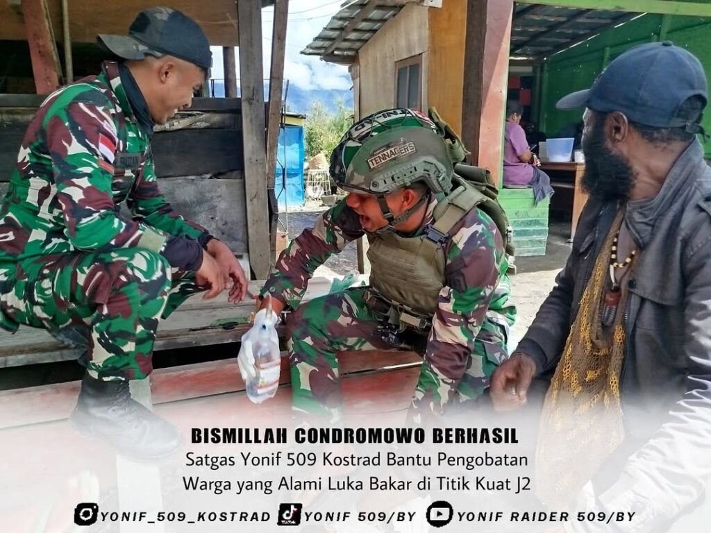 Satgas Yonif 509 Kostrad Bantu Pengobatan Warga yang Alami Luka Bakar di Titik Kuat J2  Intan Jaya – Satgas Yonif 509 Kostrad kembali menunjukkan kepeduliannya terhadap masyarakat dengan memberikan pengobatan kepada seorang warga yang mengalami luka bakar. Kegiatan ini berlangsung di Titik Kuat J2, tempat warga tersebut datang untuk meminta pertolongan. Minggu (08/12/2024)  Tim kesehatan Satgas segera merespons keluhan warga dengan cepat dan sigap. Dipimpin oleh tenaga medis dari Satgas Yonif 509 Kostrad, perawatan terhadap luka bakar dilakukan dengan hati-hati untuk mencegah infeksi dan mempercepat proses penyembuhan.  “Kami selalu siap membantu masyarakat yang membutuhkan pengobatan, baik dalam keadaan darurat maupun perawatan rutin. Ini adalah bentuk kepedulian kami terhadap warga di sekitar wilayah tugas,” ujar salah satu anggota kesehatan Satgas Yonif 509 Kostrad.  Warga yang mengalami luka bakar tersebut mengaku terbantu dengan pengobatan yang diberikan oleh prajurit Satgas. “Terima kasih banyak kepada bapak TNI yang sudah membantu. Kalau tidak ada mereka, saya tidak tahu harus bagaimana,” ungkap warga tersebut dengan penuh haru.  Kegiatan ini menunjukkan bahwa kehadiran Satgas Yonif 509 Kostrad tidak hanya berperan dalam menjaga keamanan wilayah, tetapi juga menjadi solusi bagi kebutuhan kesehatan masyarakat. Dengan aksi cepat tanggap ini, diharapkan hubungan baik antara TNI dan masyarakat semakin erat, serta kepercayaan terhadap kehadiran TNI di Intan Jaya semakin kuat.