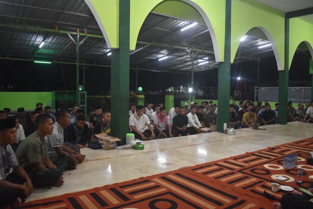 Komandan Brigif 9/DY Laksanakan Sholat Subuh Berjamaah Bersama Prajurit Yonif 509/BY di Masjid Al-Hikmah  Jember, 30 Mei 2025 — Dalam rangka mempererat ikatan spiritual dan kekompakan antara pimpinan dan prajurit, Komandan Brigif Infanteri 9/Dharaka Yudha Kolonel Inf Dr La Ode Muhammad Nurdin, S.Sos., M.I.Pol. Berserta Perwira Staf Brigif 9/DY dan seluruh Prajurit Yonif 509/BY melaksanakan Sholat Subuh berjammah di Masjid Al-Hikmah Yonif 509/BY.  Kegiatan ini merupakan bagian dari pembinaan rohani yang rutin dilakukan untuk meningkatkan keimanan dan ketakwaan prajurit, sekaligus menjadi momen yang penuh makna untuk menjalin kedekatan antara pimpinan dan anggota di luar konteks formal kedinasan.  Dalam sambutannya setelah sholat, Komandan Brigif 9/DY Kolonel Inf Dr La Ode Muhammad Nurdin, S.Sos., M.I.Pol menyampaikan pentingnya membangun karakter prajurit yang tangguh, tidak hanya secara fisik dan mental, tetapi juga secara spiritual.  “Sholat subuh berjamaah ini bukan hanya ibadah, tetapi juga sarana memperkuat kebersamaan dan semangat juang kita sebagai prajurit TNI AD. Semoga kegiatan ini bisa menjadi inspirasi bagi kita semua untuk selalu menomorsatukan kedisiplinan dan keimanan dalam setiap tugas,” ujar Danbrigif  Kegiatan berlangsung khidmat dan penuh kekeluargaan. Setelah sholat subuh, acara dilanjutkan dengan tausiyah singkat serta ramah tamah antara Komandan Brigif 9/DY dengan seluruh prajurit yang hadir.  Sholat subuh berjamaah ini merupakan bagian dari program pembinaan teritorial dan pembinaan personel yang terus digalakkan oleh jajaran Brigif 9/DY, guna membentuk prajurit yang profesional, religius, dan berjiwa nasionalis tinggi.