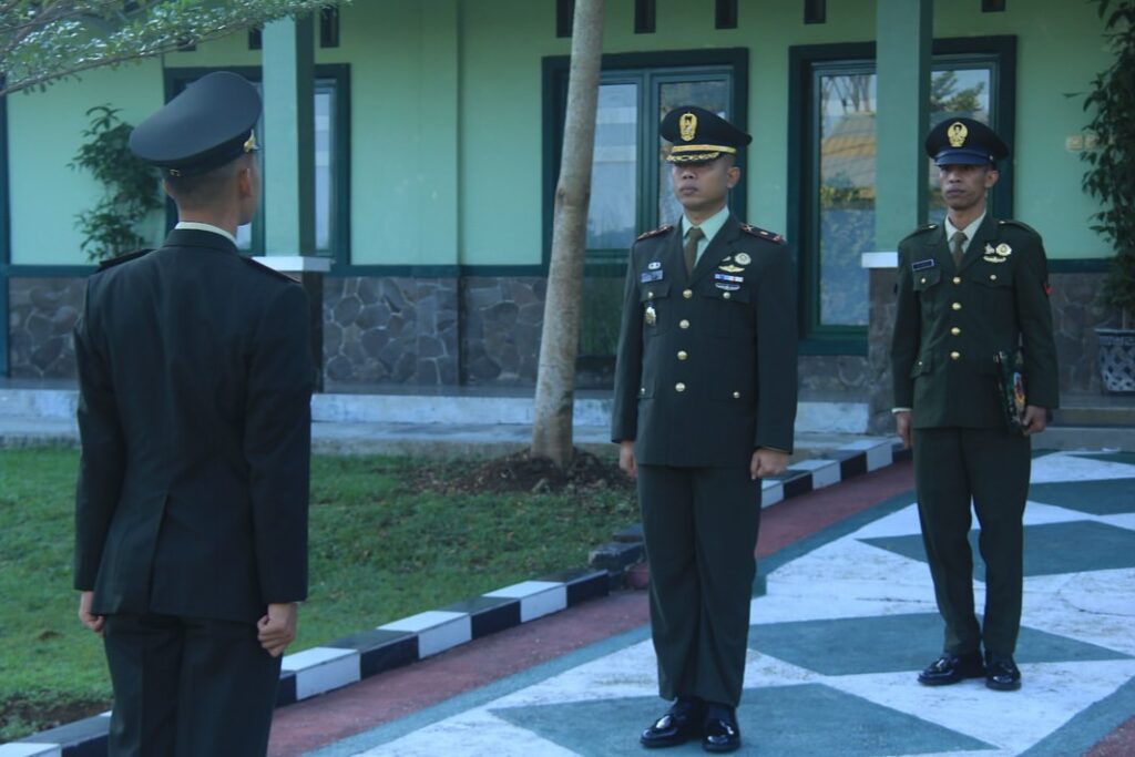 Yonif 509/BY Laksanakan Upacara Peringatan Hari Lahir Pancasila Tahun 2025 dengan Khidmat  Jember, 2 Juni 2025 – Batalyon Infanteri 509/Balawara Yudha menggelar upacara peringatan Hari Lahir Pancasila tahun 2025 di lapangan Markas Batalyon Yonif 509/BY. Upacara berlangsung secara khidmat dan penuh semangat nasionalisme, dengan diikuti oleh seluruh prajurit Yonif 509/BY.  Upacara dipimpin langsung oleh Wadanyon 509/BY Mayor Inf Rum Patria Misa yang bertindak sebagai inspektur upacara. Dalam amanatnya, beliau menyampaikan pentingnya Pancasila sebagai dasar negara dan ideologi bangsa yang harus terus dihayati dan diamalkan oleh seluruh prajurit TNI dalam setiap pelaksanaan tugas.  “Pancasila bukan sekadar simbol. Ia adalah jati diri bangsa yang harus menjadi pedoman dalam setiap tindakan, baik dalam kehidupan bermasyarakat maupun saat kita menjalankan tugas negara,” tegas Wadanyon  Pelaksanaan upacara juga dirangkaikan dengan pembacaan naskah Pancasila, UUD 1945, serta menyanyikan lagu kebangsaan Indonesia Raya. Momentum ini dimanfaatkan sebagai sarana membangun semangat kebangsaan, kedisiplinan, dan cinta tanah air bagi seluruh personel.  Tema peringatan tahun ini, “Pancasila Jiwa Pemersatu Bangsa Menuju Indonesia Emas 2045”, menjadi pengingat akan pentingnya solidaritas dan sinergi seluruh komponen bangsa, termasuk TNI, dalam menjaga keutuhan NKRI serta mewujudkan cita-cita nasional.  Usai pelaksanaan upacara, kegiatan dilanjutkan dengan doa bersama. Dengan semangat, Yonif 509 berkomitmen untuk terus menjaga kedaulatan dan keutuhan wilayah Negara Kesatuan Republik Indonesia, sekaligus menjadi garda terdepan dalam mengamalkan nilai-nilai luhur Pancasila. Tutupnya