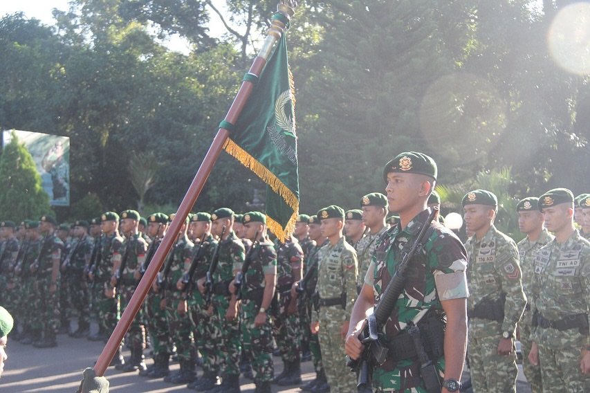 Yonif 509/BY Kostrad Gelar Korps Raport Pindah Satuan Dan Pelepasan Personel Bp Satgas.  Jember, 5 Juni 2025 — Batalyon Infanteri 509/Balawara Yudha Kostrad menggelar upacara Korps Raport Pindah Satuan dan Pelepasan Personel BP Satgas yang berlangsung dengan khidmat di depan Mayonif 509/BY Kostrad. Kegiatan ini dipimpin langsung oleh Komandan Batalyon Infanteri 509/BY Kostrad, Letkol Inf Dian D Setyadi, serta dihadiri oleh pengurus ranting 2 Yonif 509, seluruh prajurit dan perwira jajaran. Acara ini merupakan bentuk penghormatan dan apresiasi atas dedikasi dan pengabdian prajurit yang akan melaksanakan pindah satuan serta yang telah menyelesaikan tugas sebagai personel Bawah Kendali Operasi (BKO) dalam Satgas Pamtas RI-PNG Yonif 509/BY.  Dalam sambutannya, Danyonif 509/BY menyampaikan rasa bangga dan terima kasih yang setinggi-tingginya kepada para personel yang dilepas. “Korps raport ini bukan sekadar acara seremonial, tetapi merupakan bentuk penghargaan dan wujud kebanggaan satuan atas loyalitas, dedikasi, serta pengabdian yang telah ditunjukkan oleh rekan-rekan selama berdinas di Yonif 509/BY, maupun saat melaksanakan tugas operasi,” ujar beliau.  Pada kesempatan ini, personel yang pindah satuan Serda Dodik Heri pindah ke satuan baru yakni sebagai Ba Kodam V/Brawijaya sementara personel BP Satgas yang telah menuntaskan tugas operasi kembali kesatuannya masing – masing dan mendapatkan penghargaan atas keberhasilan mereka menjaga kedaulatan negara di wilayah Papua.