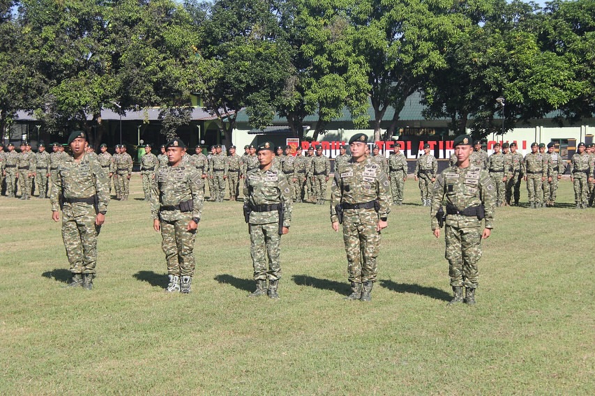 Yonif 509 Kostard laksanakan Sertijab Komandan Kompi, Semangat Juang Membara  Jember, 5 Juni 2025 – Batalyon Infanteri 509/Balawara Yudha Kostrad kembali menunjukkan jati dirinya sebagai satuan tempur yang solid dan profesional dengan melaksanakan Serah Terima Jabatan (Sertijab) Komandan Kompi, yang digelar dalam suasana penuh semangat dan kebanggaan militer.  Upacara sertijab berlangsung khidmat namun penuh energi di lapangan upacara Mako Yonif 509 Kostrad, Jember, Jawa Timur. Komandan Batalyon Letkol Inf Dian D Setyadi memimpin langsung prosesi sertijab, yang menjadi momentum penting dalam regenerasi kepemimpinan di tubuh batalyon.  Dalam sambutannya, Danyon menegaskan pentingnya kontinuitas kepemimpinan untuk menjaga ritme dan semangat juang satuan. “Sertijab bukan sekadar seremonial, tapi tonggak estafet tanggung jawab yang harus dijalankan dengan loyalitas dan profesionalisme tinggi. Kepada para Komandan Kompi yang baru, saya percaya kalian mampu membawa kompi masing-masing semakin solid, disiplin, dan siap tempur,” tegasnya.  Para prajurit 509 yang dikenal dengan semboyan "KSATRIA CONDROMOWO" – artinya Ksatria Pilihan yang gagah berani dimedan pertempuran– menunjukkan semangat luar biasa selama kegiatan berlangsung.